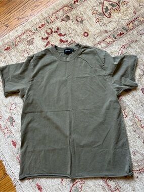 TALENTLESS Olive Green Crew Neck Short Sleeve Tee Raw Hem Men’s Size Large